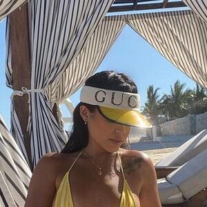 GUCCI 
Authentic Vinyl Logo Visor S Yellow